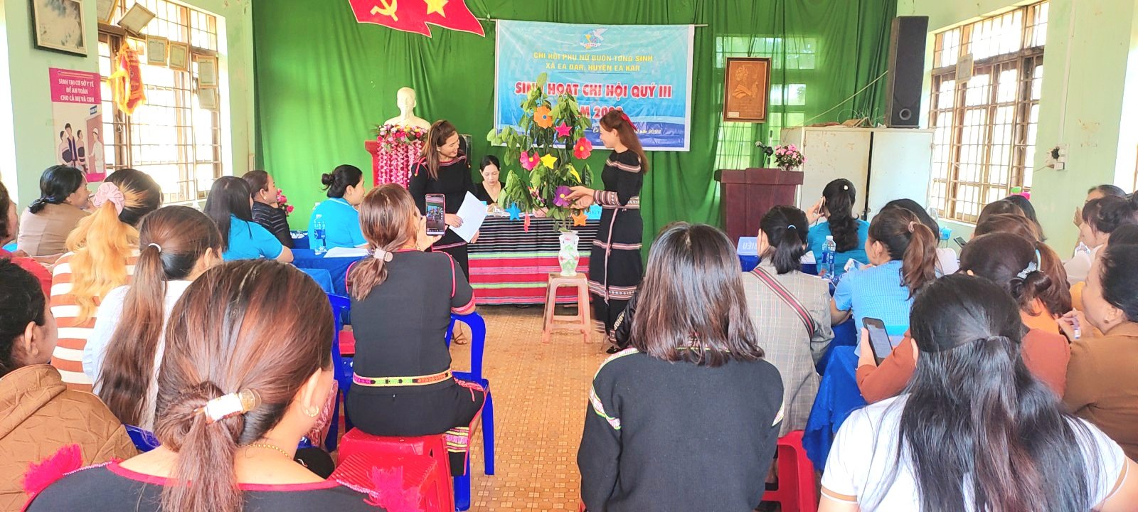 Hái hoa dân chủ